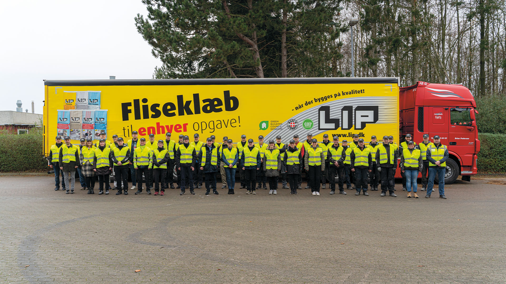 LIP-medarbejdere foran lastbil