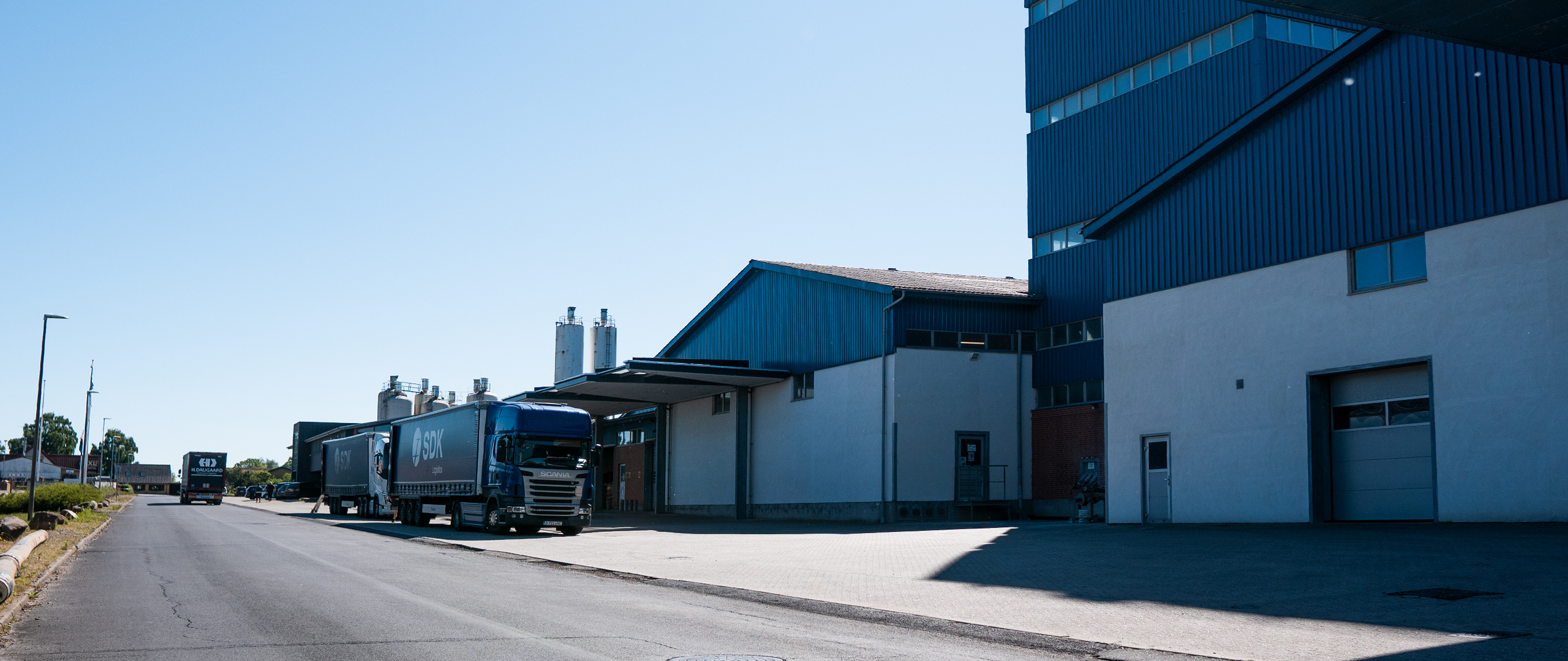 Lastbiler foran LIP-fabrikken